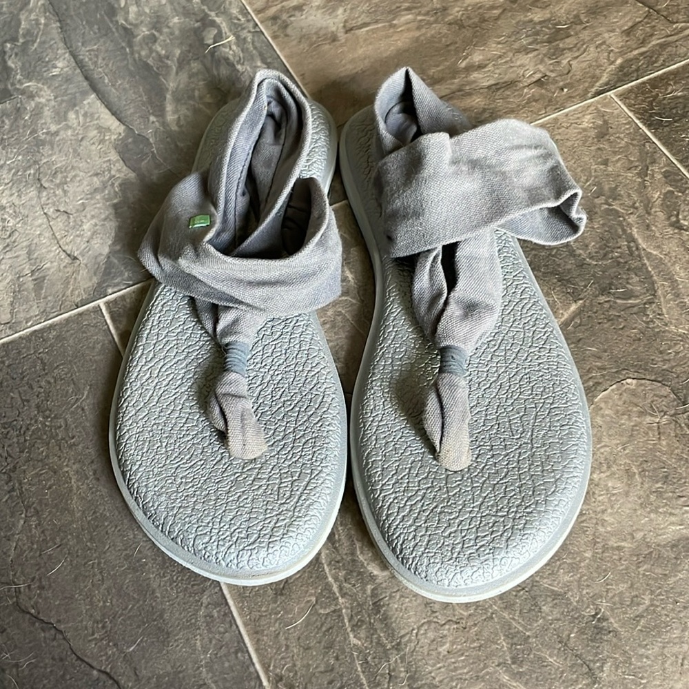Grey thong sandles